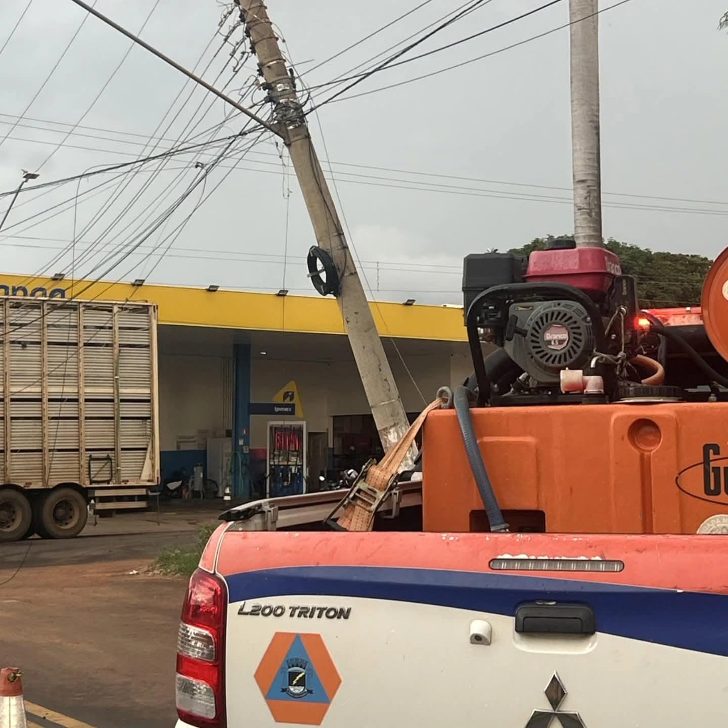 Caminhão arrasta fiações e quase derruba poste no cruzamento da rua Osório Junqueira com a Belarmino de França em Castilho (SP)