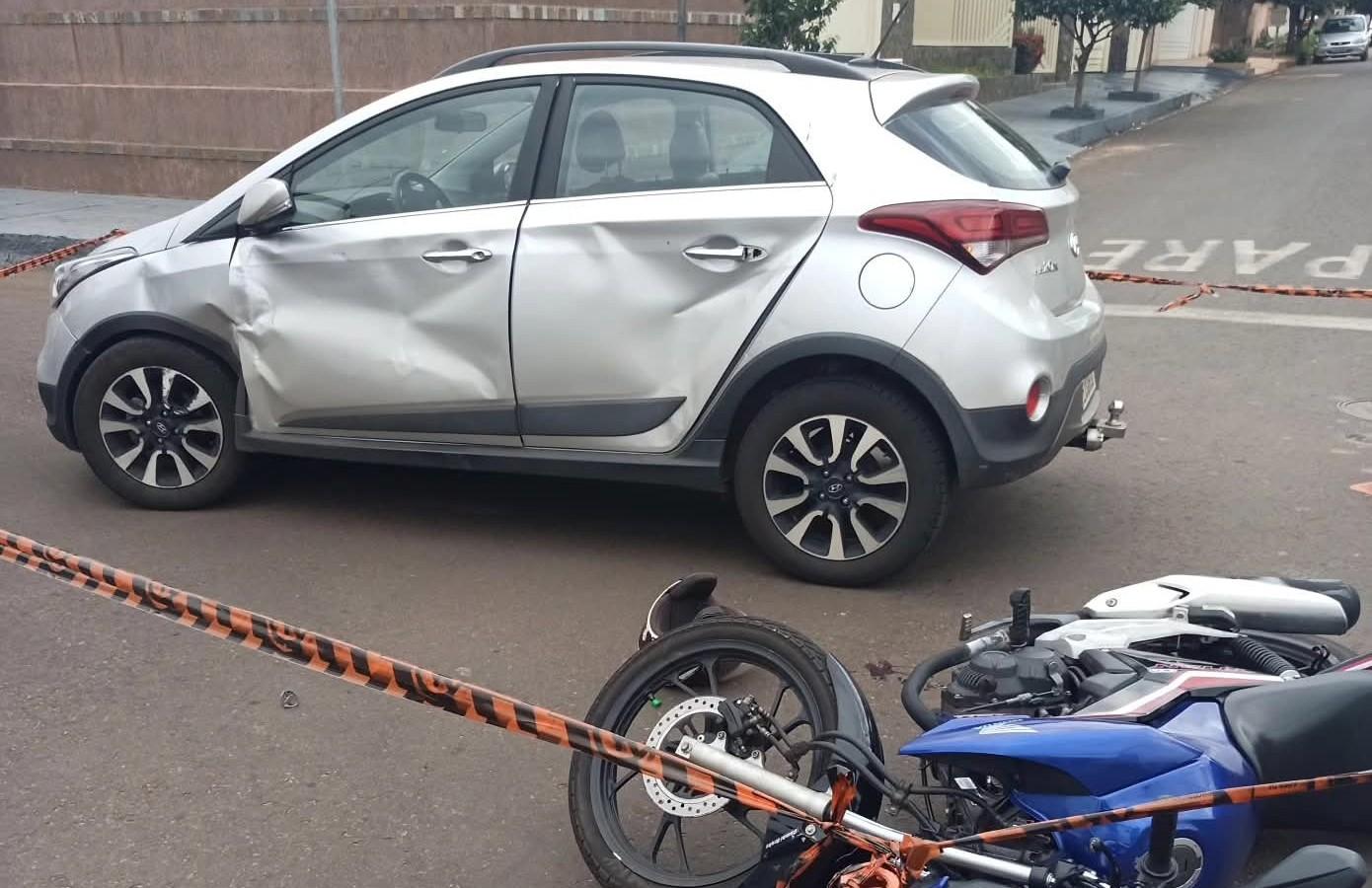 Motociclista fica ferido em colisão contra um carro no Centro em Castilho (SP)