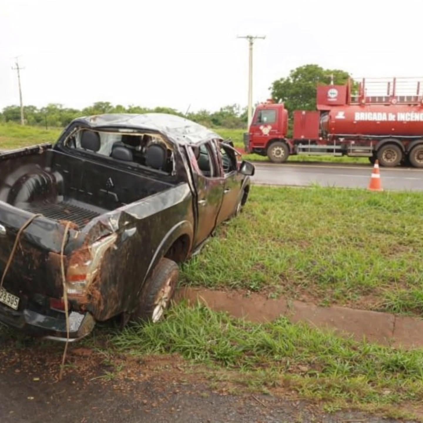 Motorista perde o controle da caminhonete com mais três pessoas da família e capota na Rodovia Marechal Rondon (SP-300) em Castilho (SP)