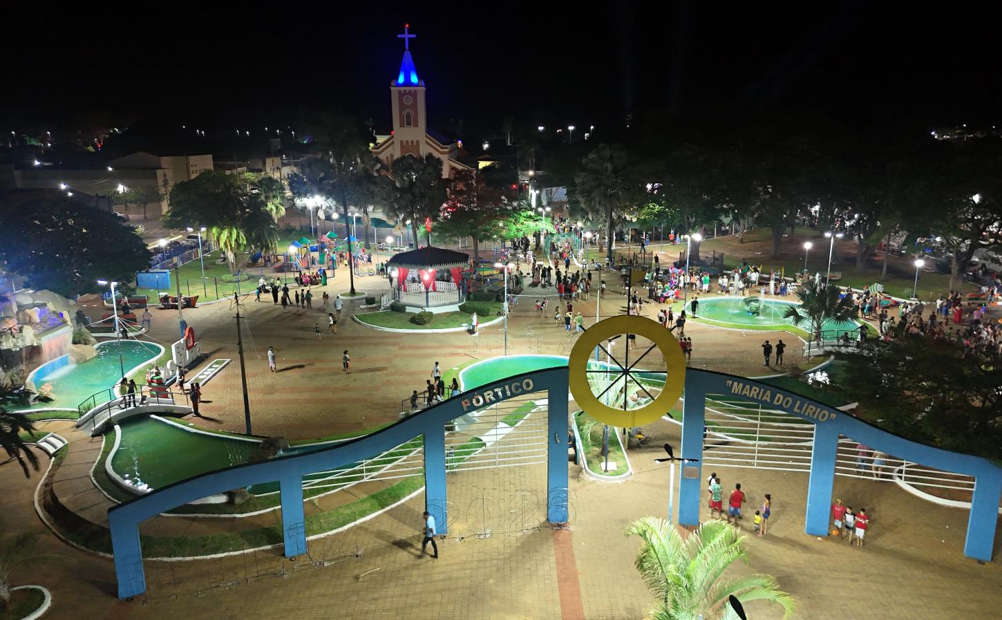 Praça da Matriz em Castilho entrou no clima de Natal com o acender das luzes