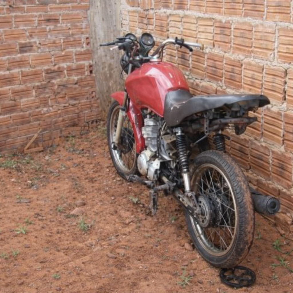 PM recupera motos furtadas e conduz suspeitos para a delegacia em Andradina (SP)