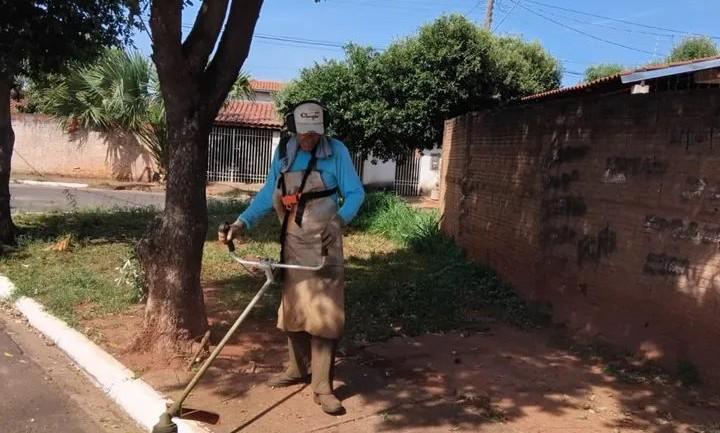 Equipe de jardinagem realiza serviços de manutenção em diversos pontos de Castilho (SP)