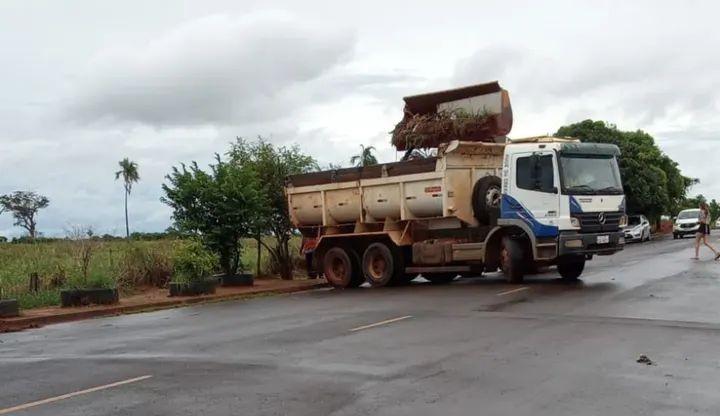 Equipe de limpeza intensifica ações nos bairros de Castilho (SP)