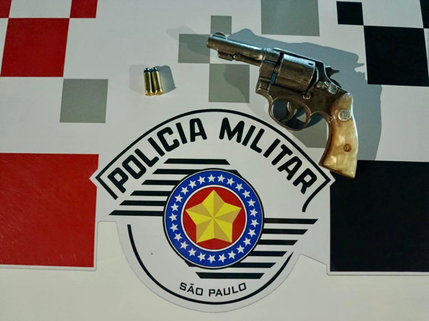 Homem é preso com revólver calibre 32 em bar no bairro Piscina em Andradina (SP)