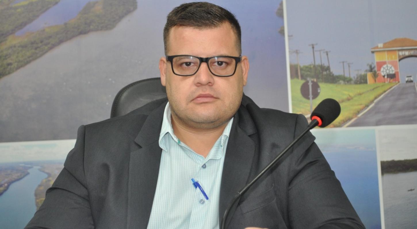 João Paulo Araújo cobra a construção de pontos de ônibus em todos os bairros de Castilho (SP)
