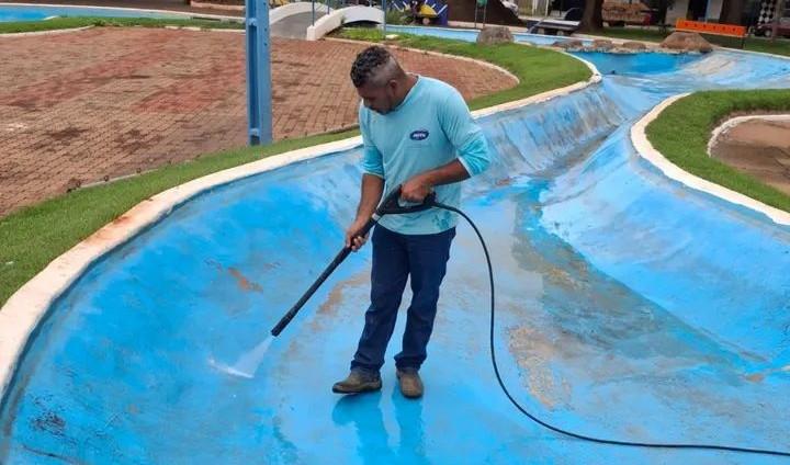 Prefeitura de Castilho realiza manutenção no lago da Praça da Matriz