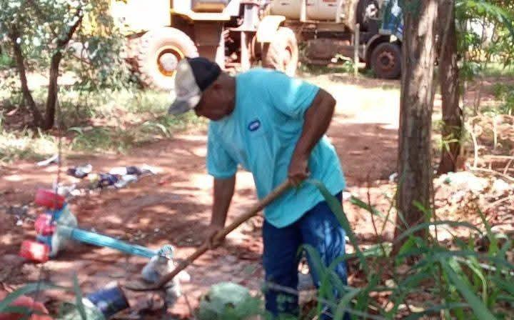 Secretaria de Obras realiza limpeza nas caçambas nos bairros Trovão Azul e Nova York em Castilho (SP)