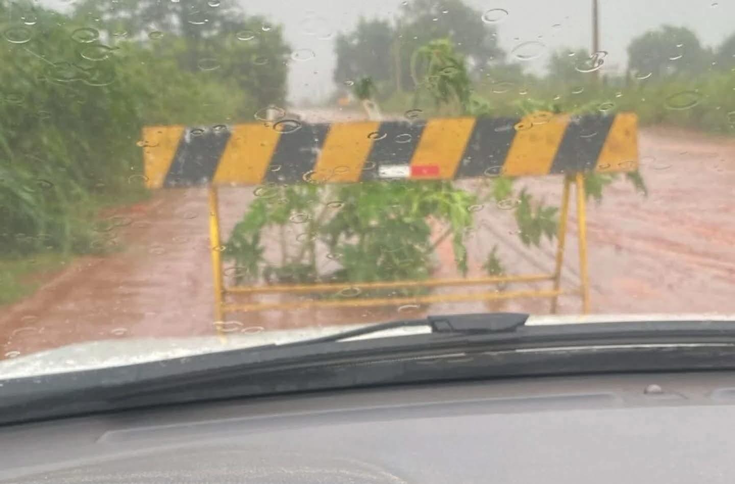 Chuva abre grande buraco na Estrada da Graça e Prefeitura de Castilho (SP) sinaliza trecho para evitar acidentes
