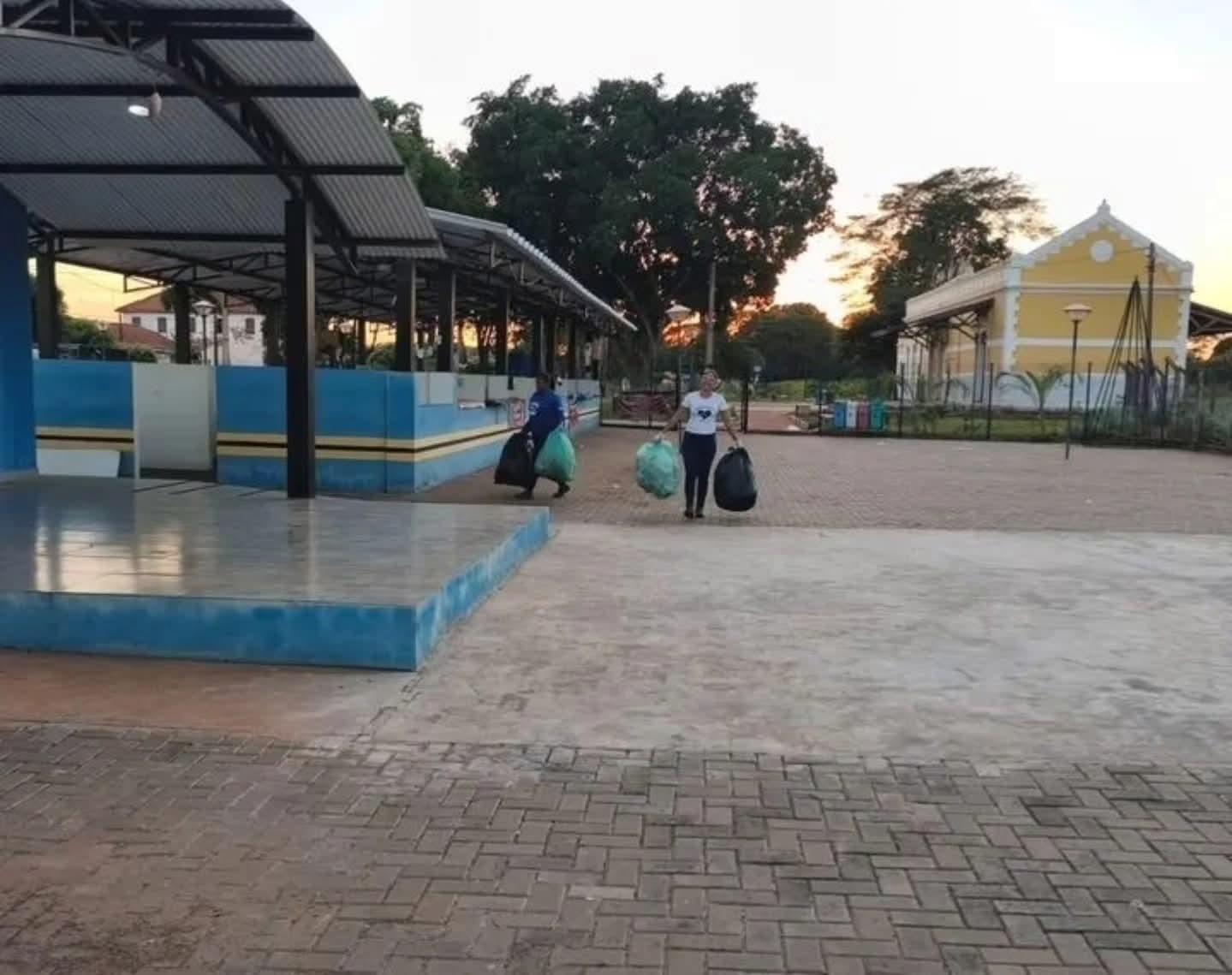 Equipe da limpeza zela pelo bem-estar de Castilho (SP)