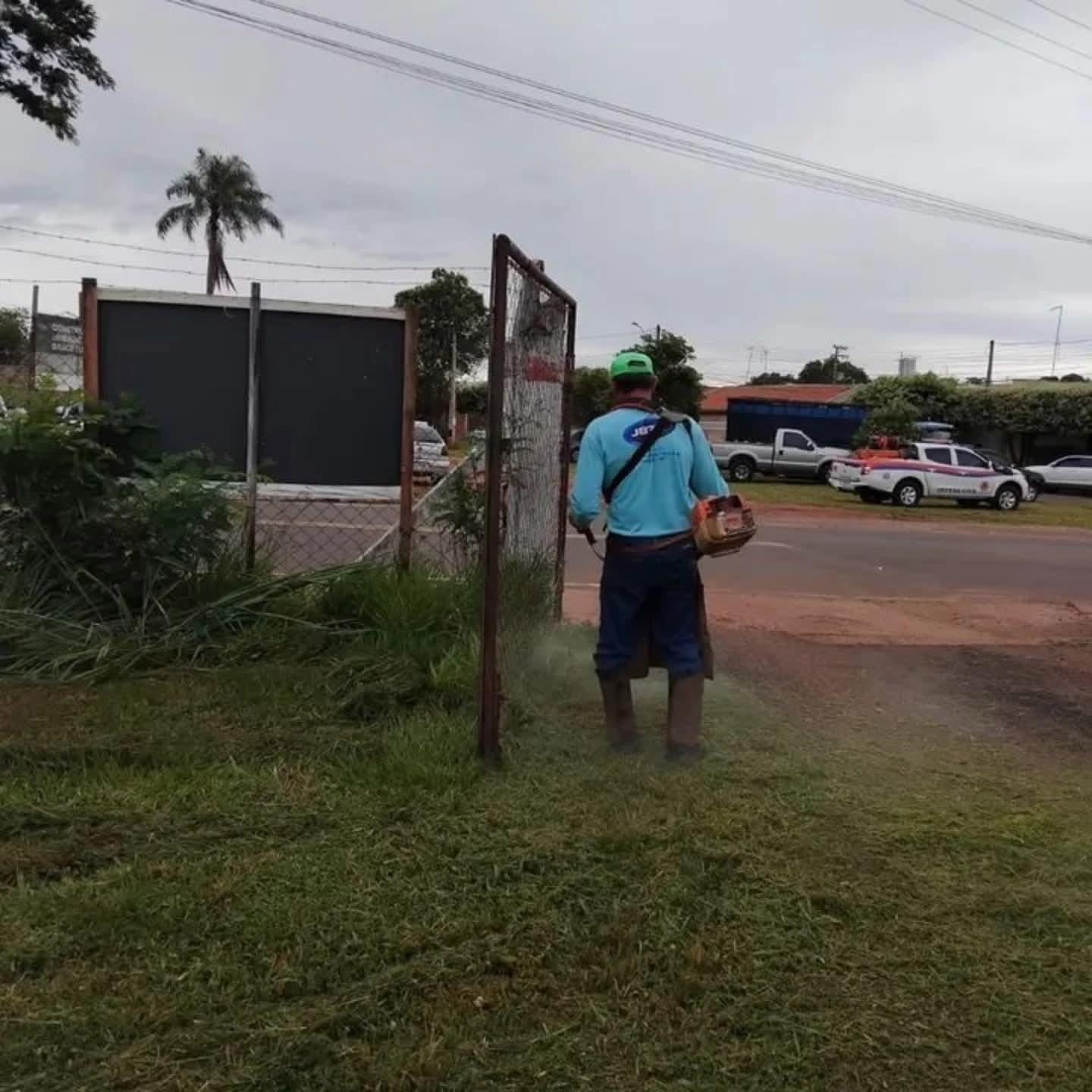 Equipe de jardinagem continua realizando serviços de manutenções em diversos pontos de Castilho (SP)