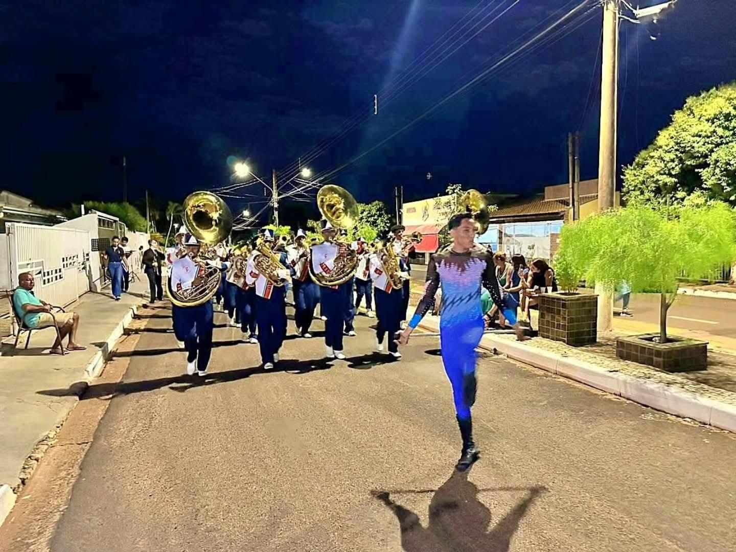 Banda Marcial de Castilho (SP) emociona público e abre desfile de aniversário em Santa Salete (SP)