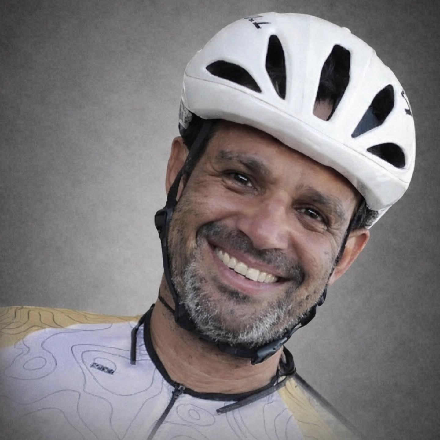 Ciclista Fabio Lopes é sepultado sob forte comoção em Andradina (SP)