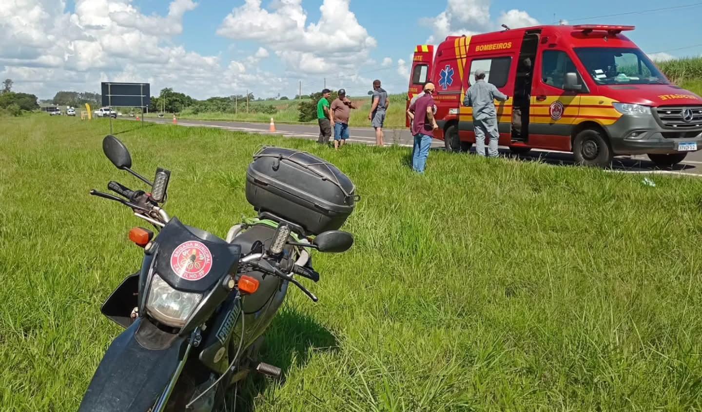 Homem e mulher ficam feridos em colisão entre motos na Rodovia Marechal Rondon (SP-300) em Castilho (SP)