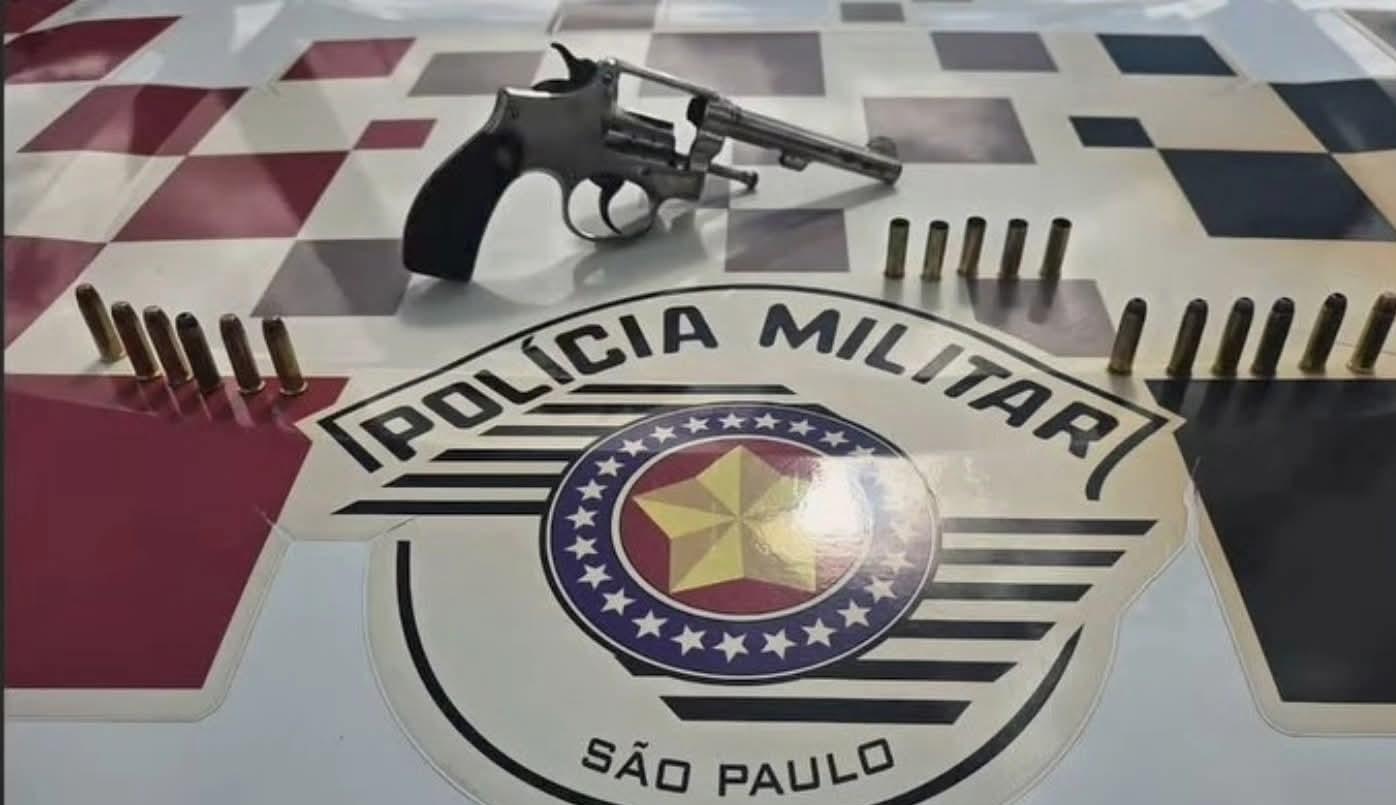 Homem é preso com revólver calibre 38 e munições dentro de veículo no Centro em Castilho (SP)