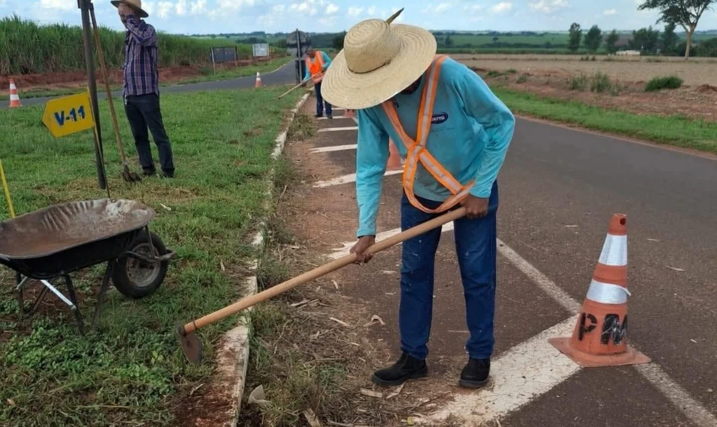 Secretaria de Obras realiza limpeza e aceiro do mato na rotatória da antiga Usina Velha em Castilho (SP)