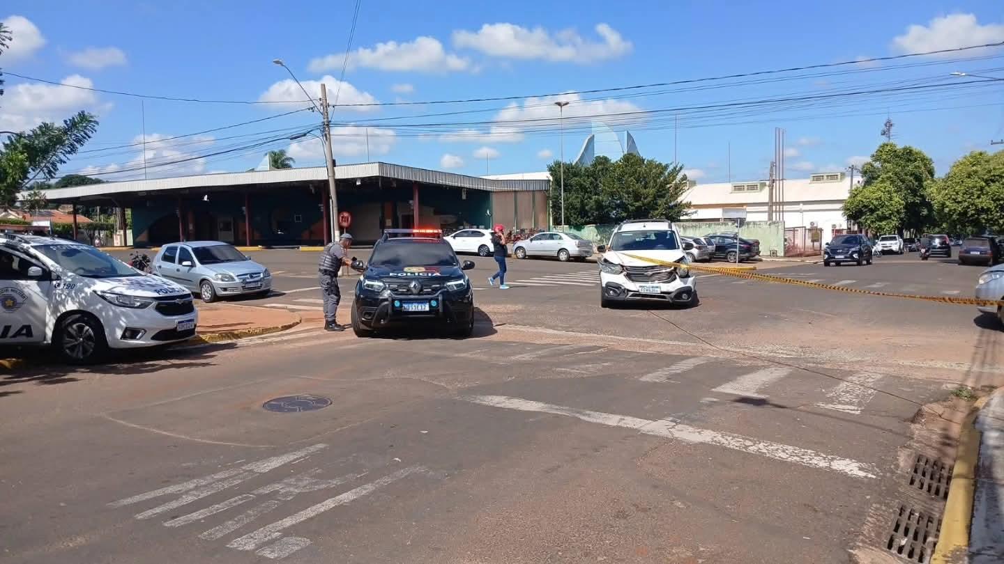 Colisão entre viatura da Saúde e carro de passeio mobiliza equipes e interdita rua em Castilho (SP)
