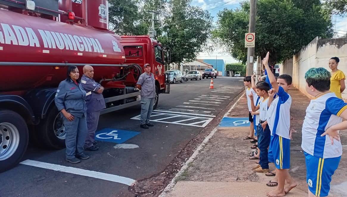 Crianças da Escola Mauro Roberto Manoel conhecem trabalho da Brigada Municipal de Castilho (SP)