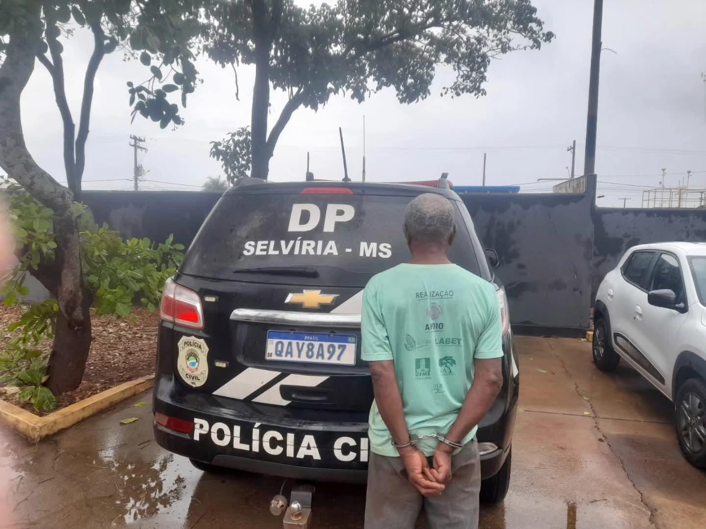 Idoso é preso por abusar sexualmente de enteadas e chamar colegas para também praticar o crime em Selvíria (MS)