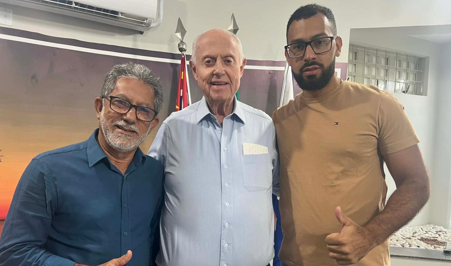 Paulo Boaventura e o vereador João do Espeto conquistam retroescavadeira com apoio do Deputado Estadual Barros Munhoz junto ao Governador Tarcísio