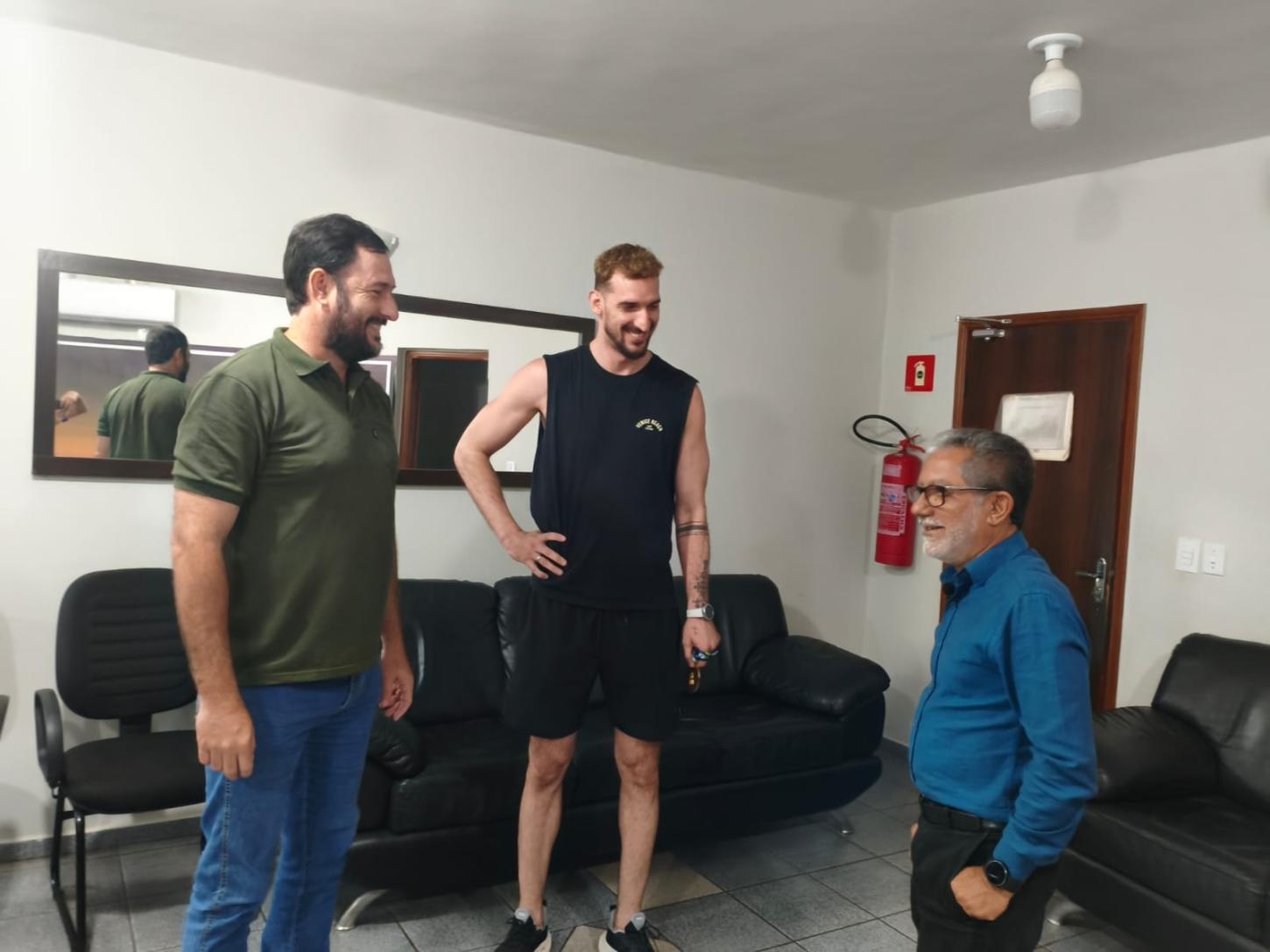 Paulo e João Gabriel recebem campeão da Superliga B de Vôlei em Castilho (SP)