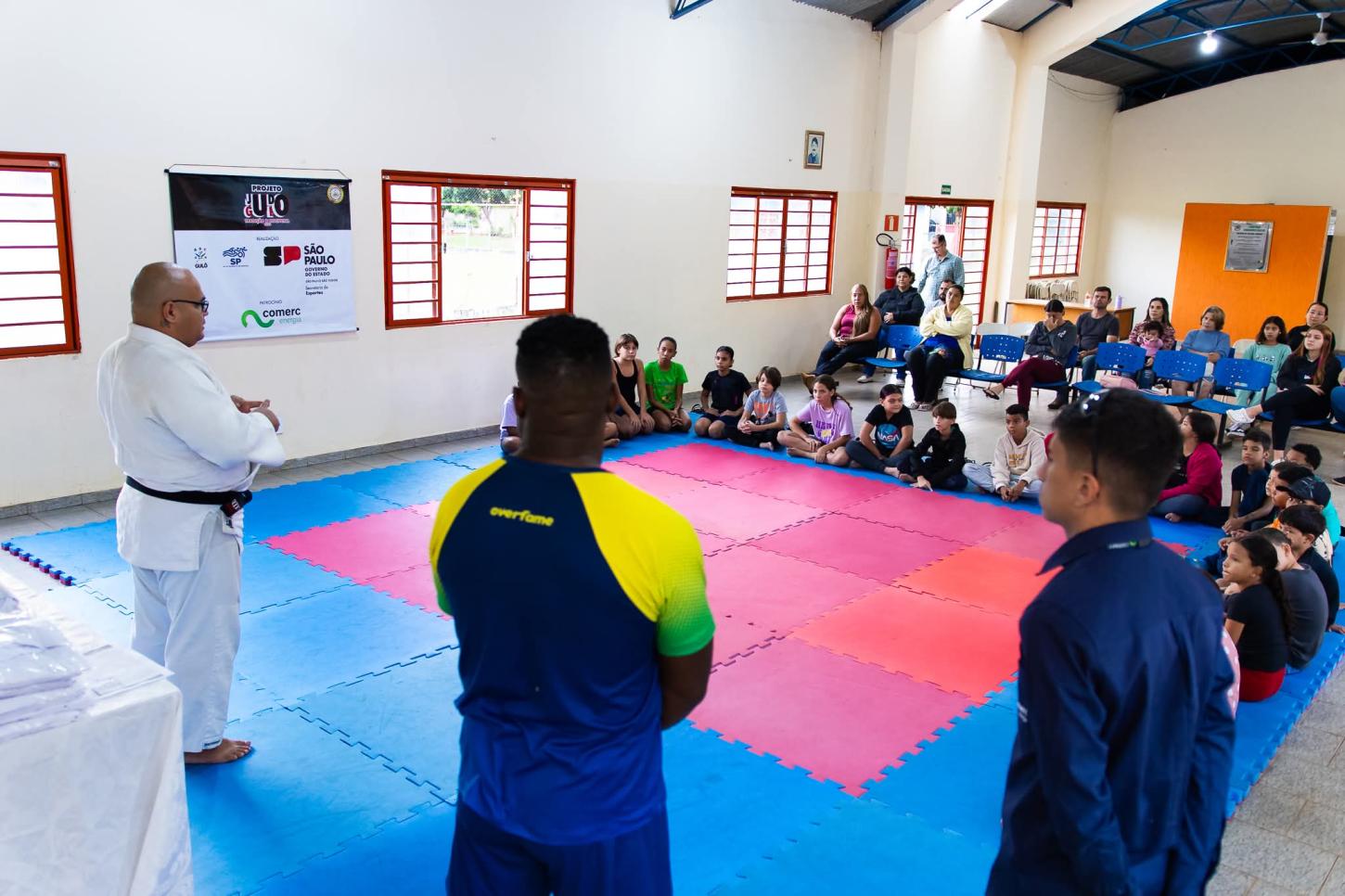Projeto de Karatê recebe novos uniformes para alunos em Castilho (SP)