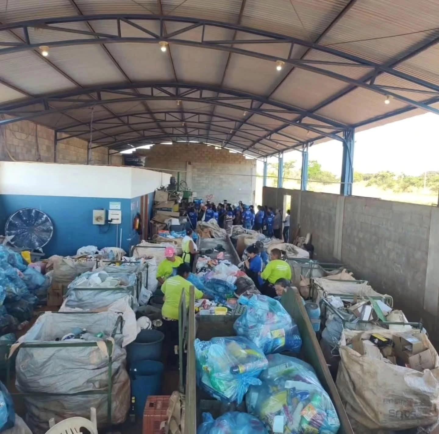 Secretaria de Meio Ambiente orienta uso correto do saco azul para coleta seletiva em Castilho (SP)