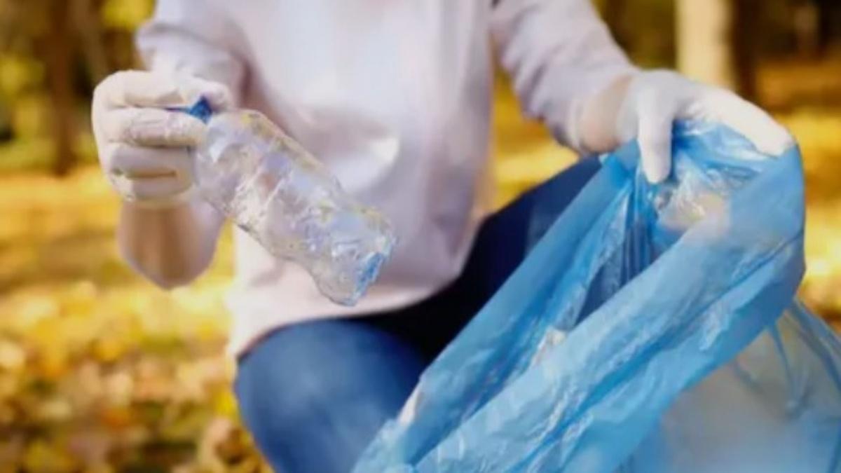 Secretaria de Meio Ambiente orienta uso correto do saco azul para coleta seletiva em Castilho (SP)