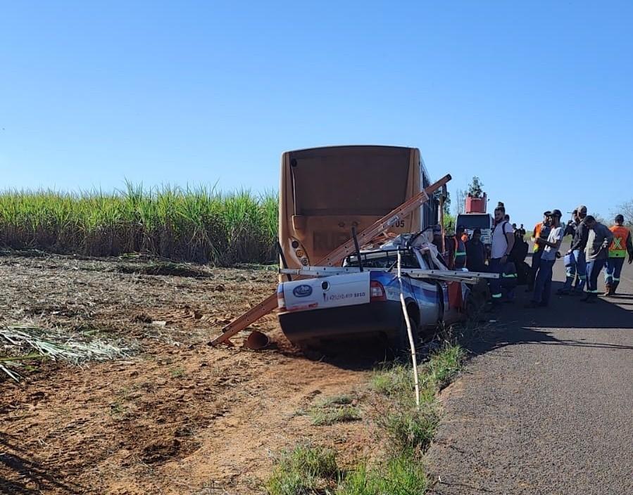 Dois homens morrem após carro bater na traseira de ônibus rural em vicinal sentido a Paulicéia (SP)