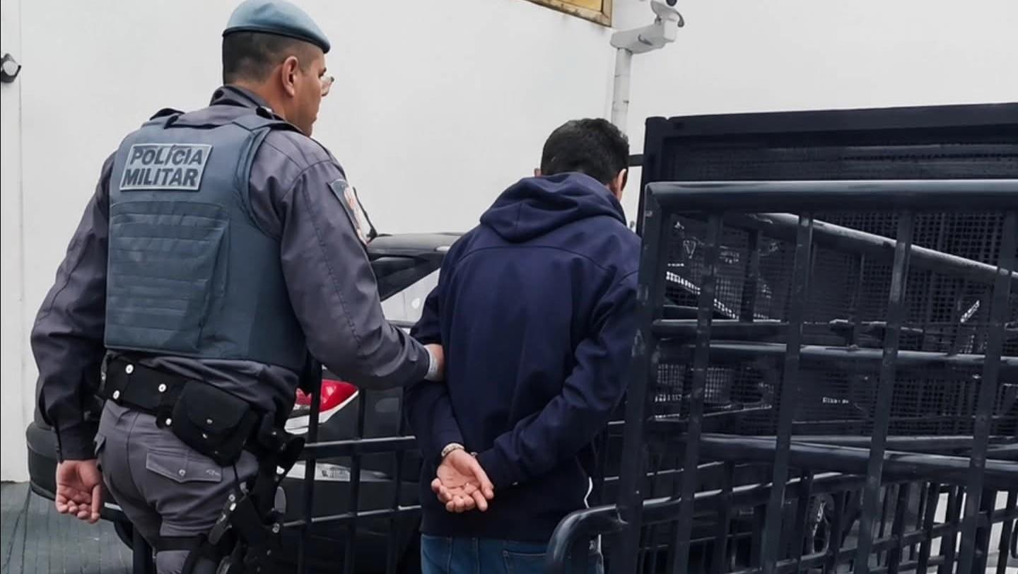 Homem é preso após assaltar farmácia armado com faca em Andradina (SP)