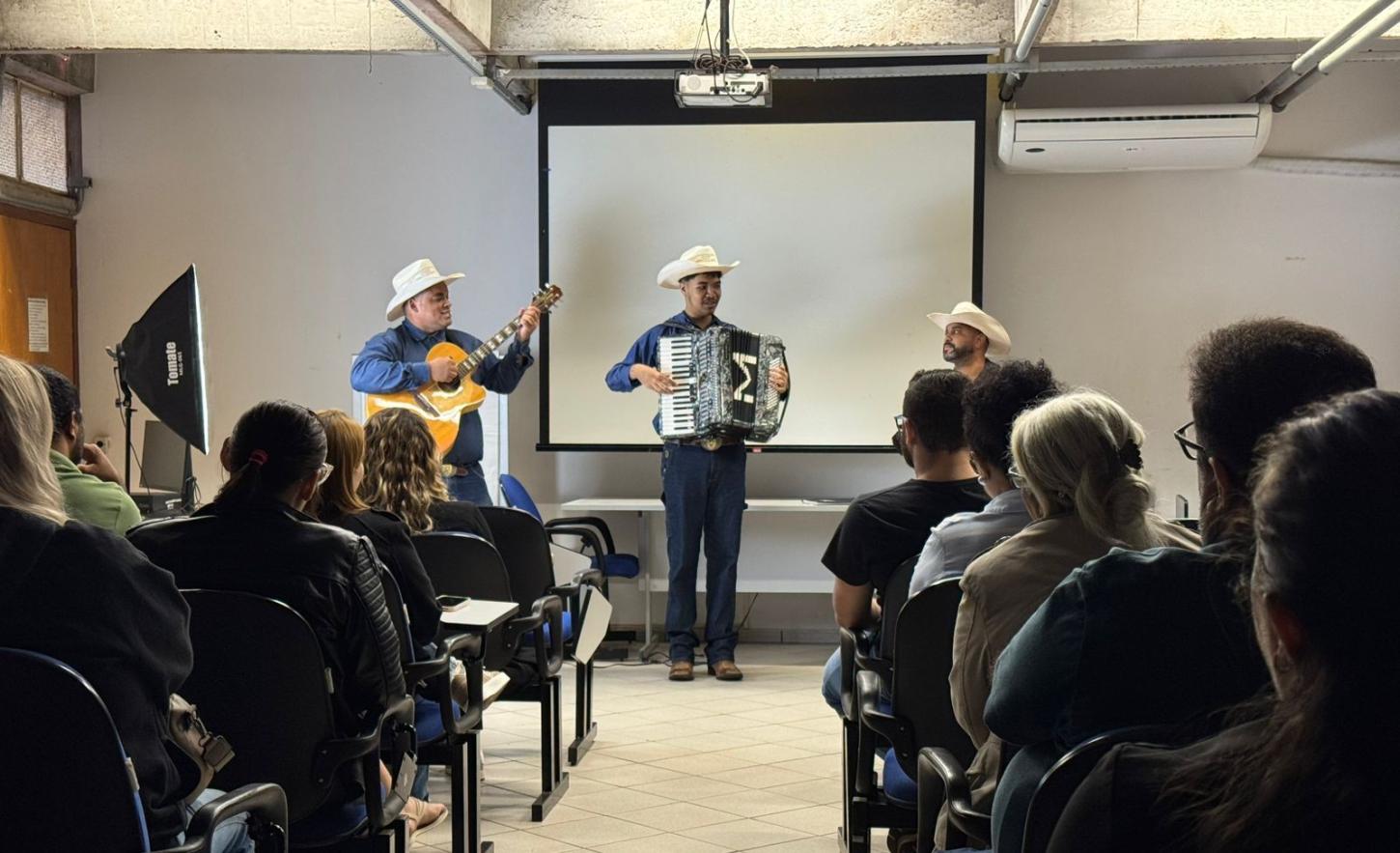 Jovem acordeonista de Castilho (SP) representa o município em encontro regional de educadores