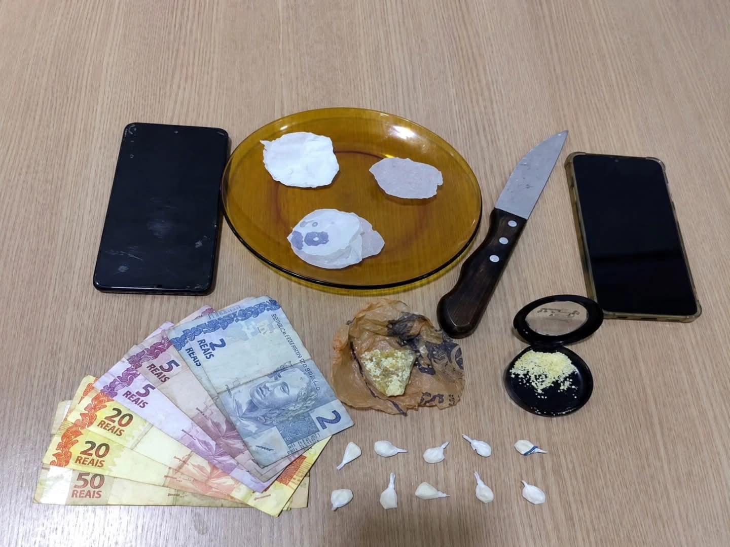 Mulher é presa por tráfico de drogas e celulares e dinheiro são apreendidos pela PM em Castilho (SP)