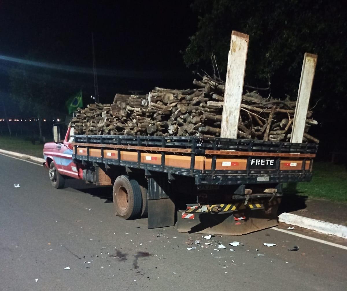 Jovens ficam feridas após moto atingir traseira de caminhão estacionado no Anel Viário em Castilho (SP)