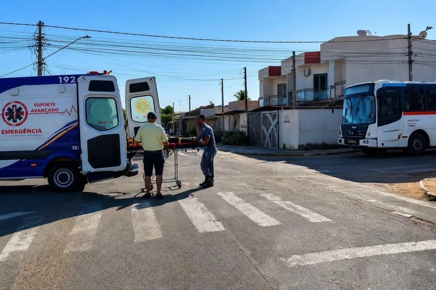 Idosa cai ao descer de ônibus, fica ferida e mobiliza equipe de resgate em Castilho (SP)