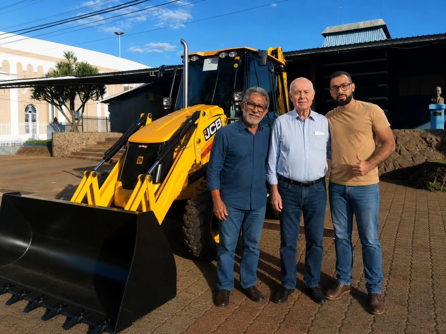 João do Espeto e o prefeito Paulo Boaventura conquistam retroescavadeira para Castilho (SP) com apoio do deputado Barros Munhoz