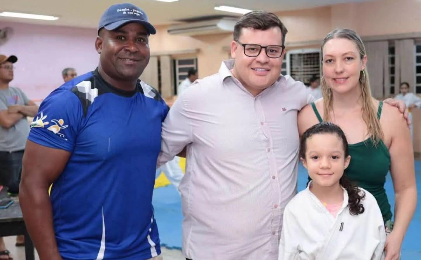 Alunos de karatê recebem novos kimonos em Castilho (SP)