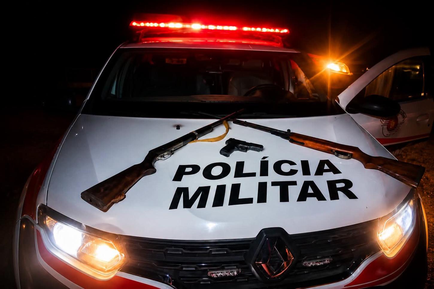 Homem é preso pela PM com simulacro de pistola e duas espingardas em Pereira Barreto (SP)