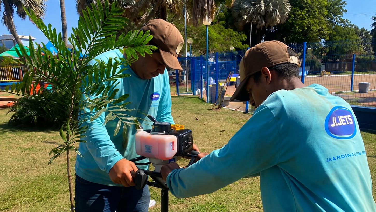 Novas mudas são plantadas na Praça da Matriz para ampliar áreas de sombra e preservar o meio ambiente em Castilho (SP)