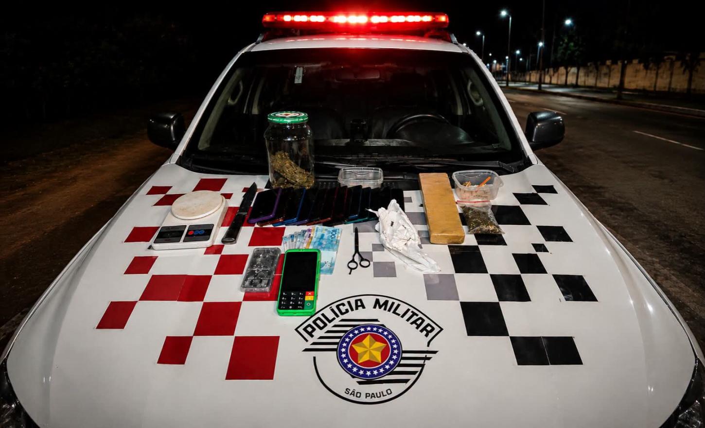 PM prende dupla com drogas, balanças de precisão, dinheiro, 13 celulares, e materiais para embalar entorpecentes em Pereira Barreto (SP)