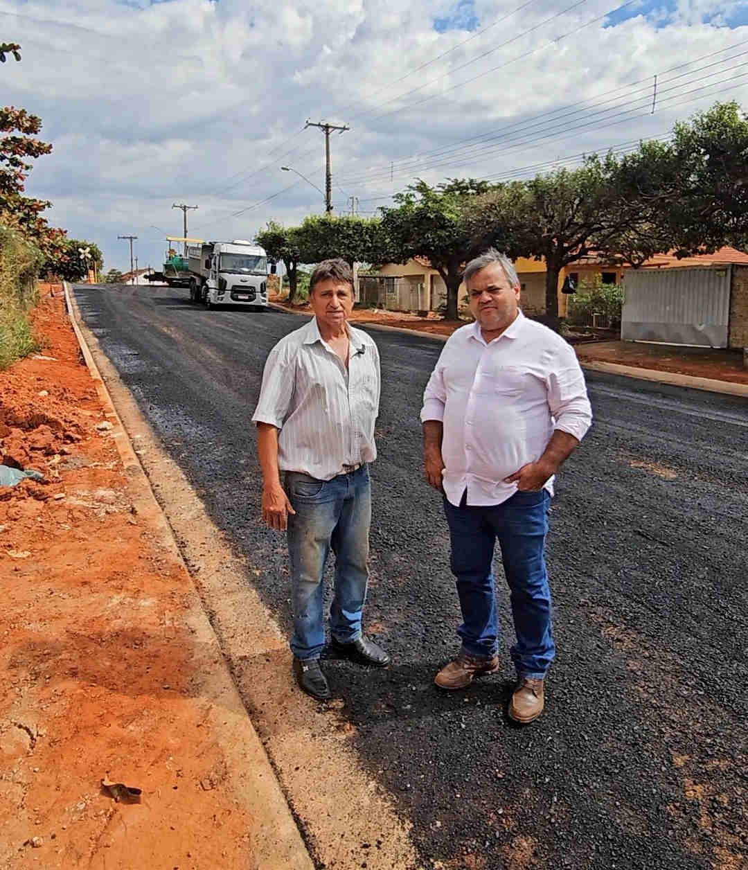 Sonho realizado: Prefeito Cristiano e Vice Kikão acompanham asfaltamento histórico na Vila Caneca