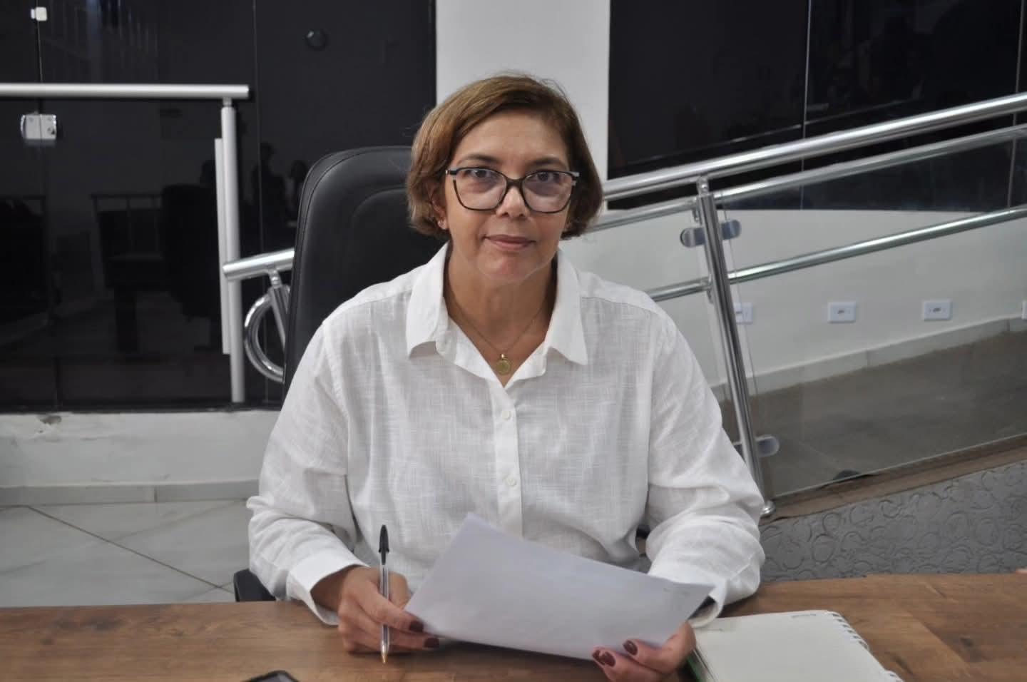 Valéria apresenta requerimento que cobra medidas judiciais contra a Expresso Adamantina em Castilho (SP)